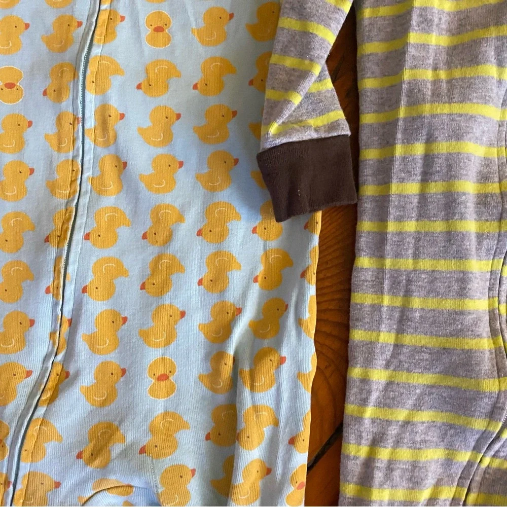 🧩 2/$25 Carters Bundle of Zip Up Pajamas Size 12 Months